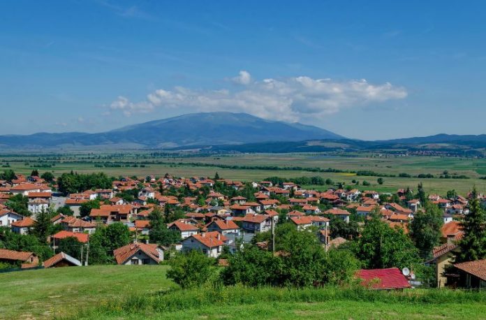 Rüyada köy yolunda yürümek, rüyada köy meydanında vakit geçirmek, rüyada köydeki hayvanları beslemek ve rüyada köyde bir tarlada çalışmak.