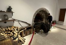 Rüyada Külhan Görmek Ne Anlama Gelir? Rüyada külhan görmek, rüyada bir külhanda ateşi harlamak, rüyada külhanın sıcaklığını hissetmek, rüyada külhanın içinde oturmak ve rüyada külhanda kömür taşımak.