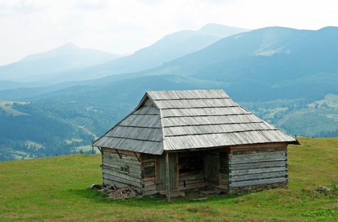 Rüyada kulübe görmek, rüyada ormanda bir kulübe keşfetmek, rüyada kulübenin sıcak bir yuva olduğunu hissetmek, rüyada kulübede gecelemek ve rüyada kulübenin manzarasını izlemek.