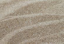 Rüyada Kum Görmek Ne Anlama Gelir? Rüyada plajda kumla oynadığını hissetmek, rüyada kum fırtınasına yakalanmak, rüyada kumda iz bırakmak ve rüyada kumun sıcak olduğunu fark etmek.