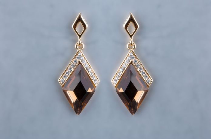 Rüyada küpe görmek, rüyada renkli taşlarla süslü bir küpe takmak, rüyada küpenin parladığını izlemek, rüyada birine küpe hediye etmek ve rüyada küpeyi kulağından çıkarmak.