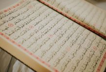Rüyada Kuran Ayetleri Görmek Ne Anlama Gelir? Rüyada Kuran ayetleri görmek, rüyada bir sayfada ayetleri yazılı olarak görmek, rüyada ayetlerin anlamını anlamaya çalışmak, rüyada ayetlerden huzur bulmak ve rüyada ayetlerin nur gibi parladığını izlemek.