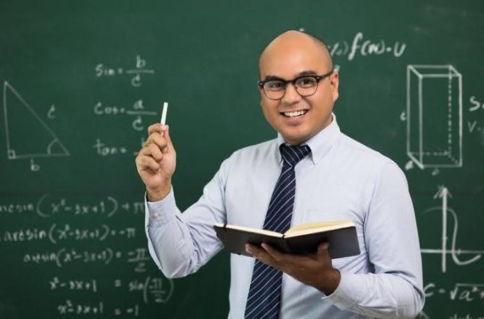 Rüyada kurs görmek, rüyada bir sınıfta kurs eğitimi almak, rüyada kurstaki arkadaşlarla sohbet etmek, rüyada bir kursun başarıyla tamamlandığını görmek ve rüyada kurs materyallerini incelemek. Rüyada kurs görmek, rüyada bir sınıfta kurs eğitimi almak, rüyada kurstaki arkadaşlarla sohbet etmek, rüyada bir kursun başarıyla tamamlandığını görmek ve rüyada kurs materyallerini incelemek.