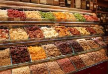 Rüyada Kuru Yemişçi Görmek Ne Anlama Gelir? Rüyada kuru yemişçi görmek, rüyada kuru yemişçide ürünleri incelemek, rüyada kuru yemişçiden ceviz, fındık ve badem almak, rüyada kuru yemişçiden dolu bir poşet taşımak ve rüyada kuru yemişçide ödeme yapmak.