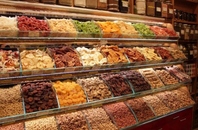 Rüyada kuru yemişçi görmek, rüyada kuru yemişçide ürünleri incelemek, rüyada kuru yemişçiden ceviz, fındık ve badem almak, rüyada kuru yemişçiden dolu bir poşet taşımak ve rüyada kuru yemişçide ödeme yapmak.