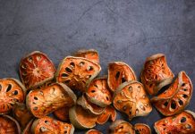 Rüyada Kurumak Ne Anlama Gelir? Rüyada kurumak, rüyada çiçeklerin kuruduğunu görmek, rüyada çamaşırların güneşte kurumasını izlemek, rüyada bir dere yatağının kuruduğunu fark etmek ve rüyada vücudunun kuruduğunu hissetmek.