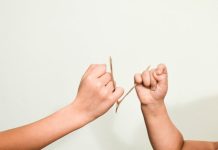 Rüyada Lades Tutuşmak Ne Anlama Gelir? Rüyada lades tutuşmak, rüyada biriyle lades oyununa girmek, rüyada lades sırasında dikkatli olmak, rüyada ladesi kaybetmek ve rüyada lades sonrasında gülmek.