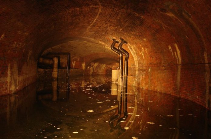 Rüyada lağım görmek, rüyada lağımdan kötü bir koku duymak, rüyada lağım suyunun aktığını görmek, rüyada bir lağımı temizlemek ve rüyada lağıma adım atmak.