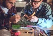 Rüyada Lehimci Görmek Ne Anlama Gelir? Rüyada lehimci görmek, rüyada bir lehimcinin tamir ettiği şeyi izlemek, rüyada lehim yapan birini görmek, rüyada lehim aletiyle iş yapmak ve rüyada lehimciye bir eşya götürmek.