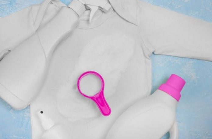 Rüyada bir kıyafeti leke çıkartıcı ile yıkamak, rüyada leke çıkartıcı şişesini doldurmak, rüyada bir yüzeydeki lekenin silindiğini görmek ve rüyada leke çıkartıcı satın almak.