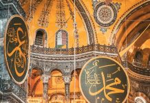 Rüyada Levha Görmek Ne Anlama Gelir? Rüyada levha görmek, rüyada levhanın üzerine yazı yazmak, rüyada duvara asılmış bir levha görmek, rüyada levhayı dikkatle incelemek ve rüyada bir levhanın yerini değiştirmek.