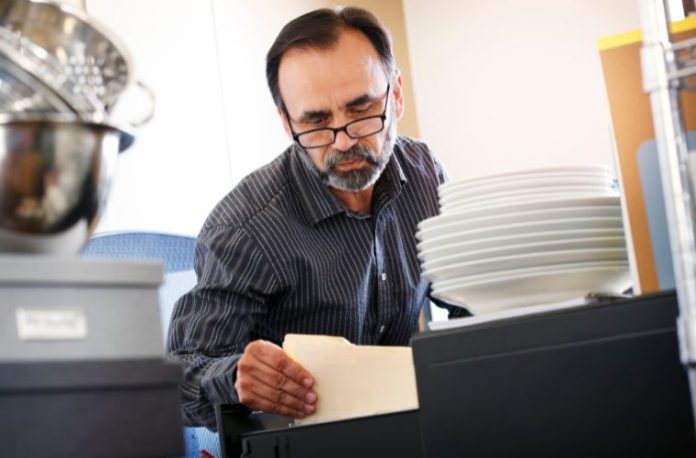Rüyada lokantacının yemek hazırladığını izlemek, rüyada lokantacıdan sipariş almak, rüyada lokantacıya ödeme yapmak ve rüyada lokantacının güler yüzlü davranışını fark etmek.