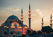 Rüyada Mabed Görmek Ne Anlama Gelir? Rüyada mabedin içerisini süslemek, rüyada mabette sessizlik içinde oturmak, rüyada mabedin kapısında beklemek ve rüyada mabedin ışıklarla aydınlandığını görmek.