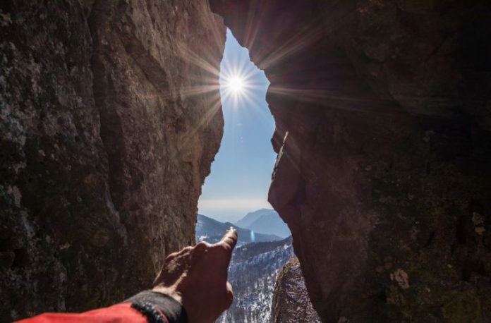 Rüyada bir ormanda maceraya atılmak, rüyada bir yolculuk sırasında macera yaşamak, rüyada bir haritayla gizemli bir yere gitmek ve rüyada bir maceradan sağ salim dönmek.