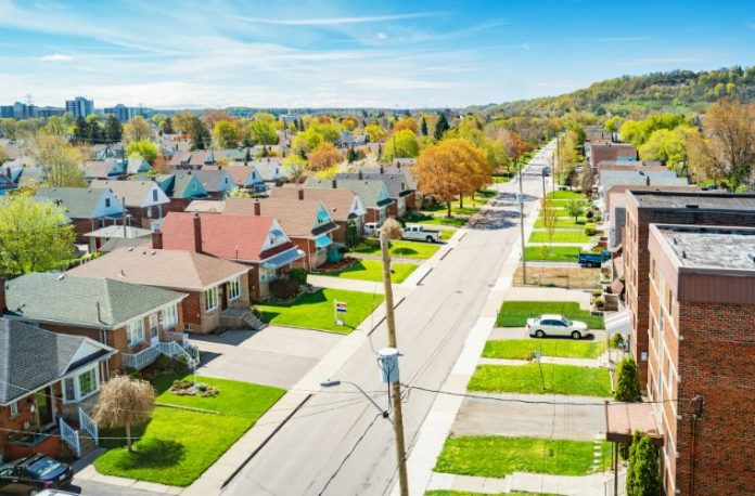 Rüyada mahallede bir çocuk grubunu izlemek, rüyada mahalledeki bir dükkandan alışveriş yapmak, rüyada mahallenin sokaklarında kaybolmak ve rüyada mahalledeki bir eve girmek.