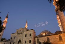 Rüyada Mahya Görmek Ne Anlama Gelir? Rüyada mahya ışıklarının yanıp söndüğünü görmek, rüyada mahyaya bakarak dua etmek, rüyada mahyanın yazısını anlamaya çalışmak ve rüyada mahyayı süsleyen ışıkları hayranlıkla izlemek.