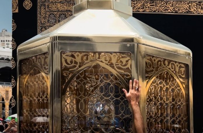 Rüyada Makam-ı İbrahim'in cam korumasını izlemek, rüyada Makam-ı İbrahim'e yaklaşmak, rüyada Makam-ı İbrahim'in çevresinde huzur hissetmek ve rüyada Makam-ı İbrahim'de ibadet eden insanları görmek.