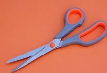 Rüyada Makas Görmek Ne Anlama Gelir? Rüyada makasın parladığını görmek, rüyada makası birine vermek, rüyada makasla bir kağıt kesmek ve rüyada makasın paslı olduğunu fark etmek.