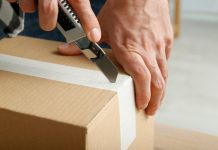 Rüyada Maket Bıçağı Görmek Ne Anlama Gelir? Rüyada maket bıçağıyla karton kesmek, rüyada maket bıçağının ucunu değiştirmek, rüyada maket bıçağını masada unutmak ve rüyada maket bıçağıyla dikkatle bir proje yapmak.