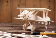 Rüyada Maket Görmek Ne Anlama Gelir? Rüyada bir maketi dikkatle birleştirmek, rüyada maketi vitrinde sergilemek, rüyada maketin detaylarına hayranlık duymak ve rüyada maketi tamamlamanın mutluluğunu hissetmek.