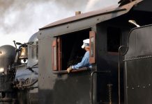 Rüyada Makinist Görmek Ne Anlama Gelir? Rüyada makinistin tren kontrol paneline odaklandığını görmek, rüyada makinisti selamlamak, rüyada makinist ile bir yolculuk yapmak ve rüyada makinistin görevini dikkatle yerine getirdiğini izlemek.