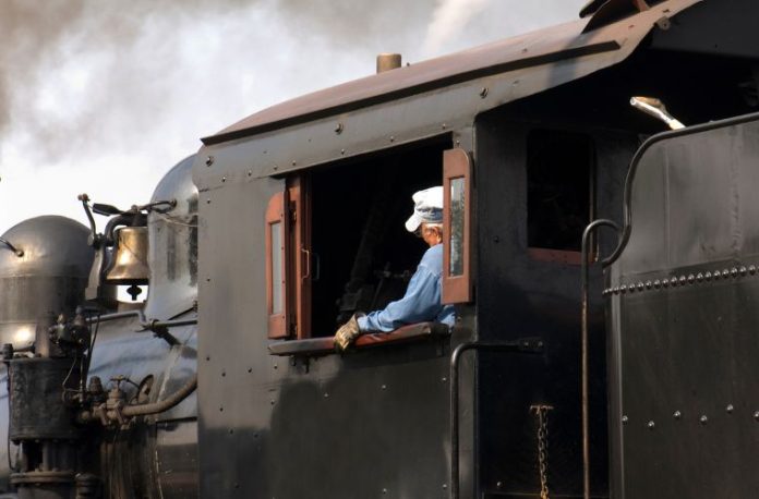 Rüyada makinistin tren kontrol paneline odaklandığını görmek, rüyada makinisti selamlamak, rüyada makinist ile bir yolculuk yapmak ve rüyada makinistin görevini dikkatle yerine getirdiğini izlemek.