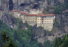 Rüyada Manastır Görmek Ne Anlama Gelir? Rüyada manastırın kapısını açmak, rüyada manastırın avlusunda yürümek, rüyada manastırın eski taş duvarlarını incelemek ve rüyada manastırın sessizliğinde huzur bulmak.