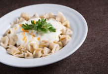 Rüyada Mantı Görmek Ne Anlama Gelir? Rüyada mantıyı paylaşarak yemek, rüyada taze mantı hazırlamak, rüyada mantıyı beğenerek yemek ve rüyada mantı yediğinizde keyif almak.