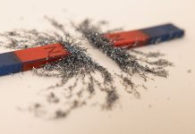 Rüyada Manyetik Alan Görmek Ne Anlama Gelir? Rüyada manyetik alanın etrafında hareket eden nesneler görmek, rüyada manyetik alanın gücünü hissetmek, rüyada manyetik alanın etkisiyle vücudun hareket ettiğini fark etmek ve rüyada manyetik alanla etkileşimde olmak.