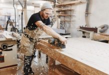 Rüyada Marangoz Görmek Ne Anlama Gelir? Rüyada marangozun tahtayı keserken izlemek, rüyada marangozla bir projeye başlamak, rüyada marangozdan yeni bir mobilya almak ve rüyada marangozun yaptığı eseri görmek.
