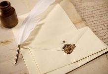 Rüyada Mektup Görmek Ne Anlama Gelir? Rüyada gelen mektubu açmak, rüyada mektubu okurken duygusal bir tepki vermek, rüyada mektubun içeriğini öğrenmek ve rüyada önemli bir mektup almak.