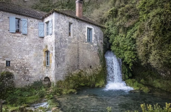 Rüyada memba suyunun berrak olduğunu görmek, rüyada membadan su içmek, rüyada memba suyunun temiz olduğunu hissetmek ve rüyada memba kenarında dinlenmek.