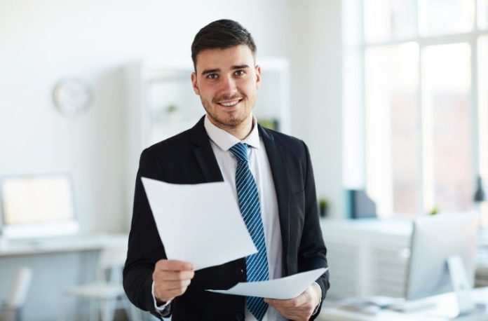 Rüyada memurun size bilgi verdiğini görmek, rüyada memurun resmi bir işlemi hallettiğini izlemek, rüyada memurla bir belge imzalamak ve rüyada memurun görevini yerine getirirken profesyonel olduğunu hissetmek.