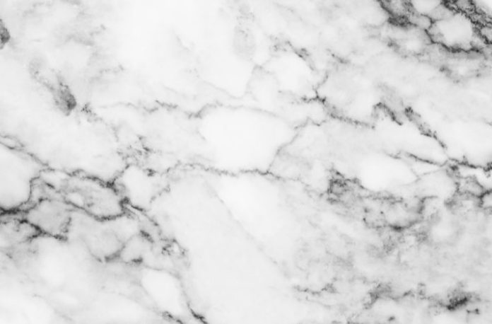 Rüyada mermerle yapılmış bir yapıyı görmek, rüyada mermerin parlaklığını hissetmek, rüyada mermer taşlarının düzenini görmek ve rüyada mermerden yapılmış bir dekorasyonu incelemek.