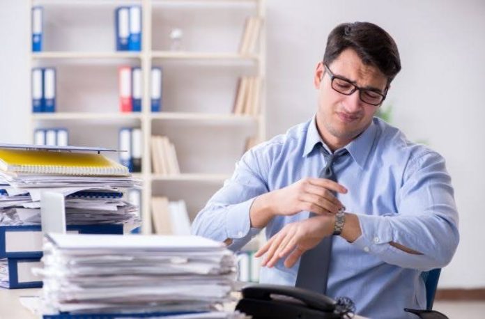 Rüyada bir işin içinde olmak ve sürekli meşgul olmak, rüyada meşguliyet nedeniyle dikkatin dağılması, rüyada birine meşguliyet nedeniyle yardımcı olamamak ve rüyada meşguliyetin sizi engellediğini görmek. Rüyada bir işin içinde olmak ve sürekli meşgul olmak, rüyada meşguliyet nedeniyle dikkatin dağılması, rüyada birine meşguliyet nedeniyle yardımcı olamamak ve rüyada meşguliyetin sizi engellediğini görmek.