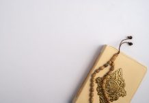 Rüyada Mevlid Okumak Ne Anlama Gelir? Rüyada mevlid okurken ruhsal huzur bulmak, rüyada mevlid dinlerken manevi bir rahatlama yaşamak, rüyada mevlid okunarak dua edilmesi ve rüyada mevlidin kalbi aydınlatması.