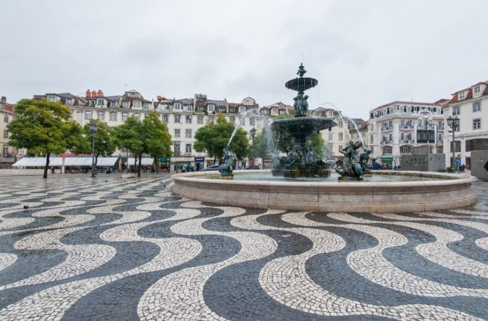 Rüyada meydanda bir kalabalıkla karşılaşmak, rüyada meydanda bir etkinlik görmek, rüyada meydanda büyük bir olayın ortasında olmak ve rüyada meydanda güçlü bir duygu hissetmek.