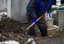 Rüyada Mezarcı Görmek Ne Anlama Gelir? Rüyada mezarcının mezar kazarken izlenmesi, rüyada mezarcıyla bir cenaze törenine katılmak, rüyada mezarcının mezar hazırlığını yaparken görülmesi ve rüyada mezarcıya yardım etmek.