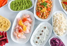 Rüyada Meze Görmek Ne Anlama Gelir? Rüyada çeşitli mezeleri sofra üzerine dizmek, rüyada mezelerin tadını almak, rüyada meze sofrasında arkadaşlarla yemek yemek ve rüyada meze ile birlikte güzel bir akşam yemeği geçirmek.