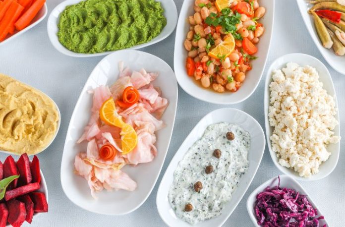 Rüyada çeşitli mezeleri sofra üzerine dizmek, rüyada mezelerin tadını almak, rüyada meze sofrasında arkadaşlarla yemek yemek ve rüyada meze ile birlikte güzel bir akşam yemeği geçirmek.