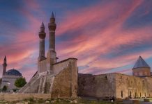 Rüyada Minare Görmek Ne Anlama Gelir? Rüyada minarenin zirvesini görmek, rüyada minareden ezan sesini duymak, rüyada minareye yaklaşmak, rüyada minarenin büyüklüğünü fark etmek ve rüyada minareyi görmekten huzur duymak.