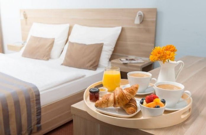 Rüyada misafirhanede konakladığını görmek, rüyada misafirhane ortamında huzur bulmak, rüyada misafirhanede bir olay yaşamak ve rüyada misafirhanede önemli bir toplantıya katılmak.