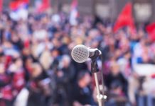 Rüyada Miting Görmek Ne Anlama Gelir? Rüyada mitingde kalabalık bir grubun arasında olmak, rüyada mitingde bir şeyler söylemek, rüyada miting alanında enerji dolu bir atmosferde bulunmak ve rüyada mitingde bir değişim için toplulukla bir araya gelmek.