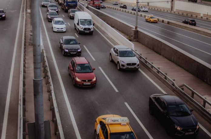 Rüyada motorlu araçla hızlıca yol almak, rüyada motorlu araçların yol üzerinde gitmesini görmek, rüyada motorlu araç kullanırken rahatlamak ve rüyada motorlu araçlarla bir yolculuğa çıkmak.