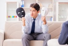 Rüyada Münafık Görmek Ne Anlama Gelir? Rüyada münafığın gerçek niyetini görmek, rüyada münafıkla bir yüzleşme yaşamak, rüyada münafık tarafından kandırılmak ve rüyada münafığın çevrenizdeki olumsuz etkilerini hissetmek.