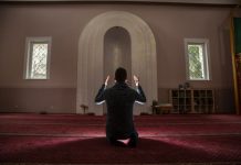 Rüyada Müslüman Olmak Görmek Ne Anlama Gelir? Rüyada Müslüman olarak ibadet yapmak, rüyada İslam dini ile ilgili bir huzur hissetmek, rüyada Müslüman bir toplumda yer almak ve rüyada iman gücü ile hareket etmek.