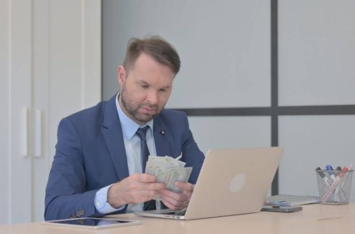 Rüyada nafaka almak, rüyada nafaka ile ilgili bir ödeme görmek, rüyada nafaka üzerine bir anlaşma yapmak ve rüyada nafaka ile ilgili bir tartışmaya tanık olmak.