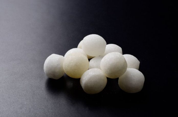 Rüyada naftalinle bir şeyin korunması, rüyada naftalin kokusunun yayılması, rüyada naftalin kullanarak eşyaların korunması ve rüyada naftalinle ilgili bir rahatsızlık hissetmek.