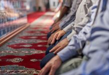 Rüyada Namaz Safı Görmek Ne Anlama Gelir? Rüyada namaz safı görmek, rüyada cemaatle namaz kılmak, rüyada namaz için saf tutmak, rüyada safın bozulduğunu görmek vb. rüya tabirleri.