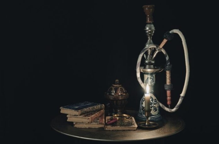 Rüyada nargile içmek, rüyada nargileyi arkadaşlarla paylaşmak, rüyada nargile dumanının etrafı saracağını görmek ve rüyada nargile ile rahatlama hissi yaşamak.